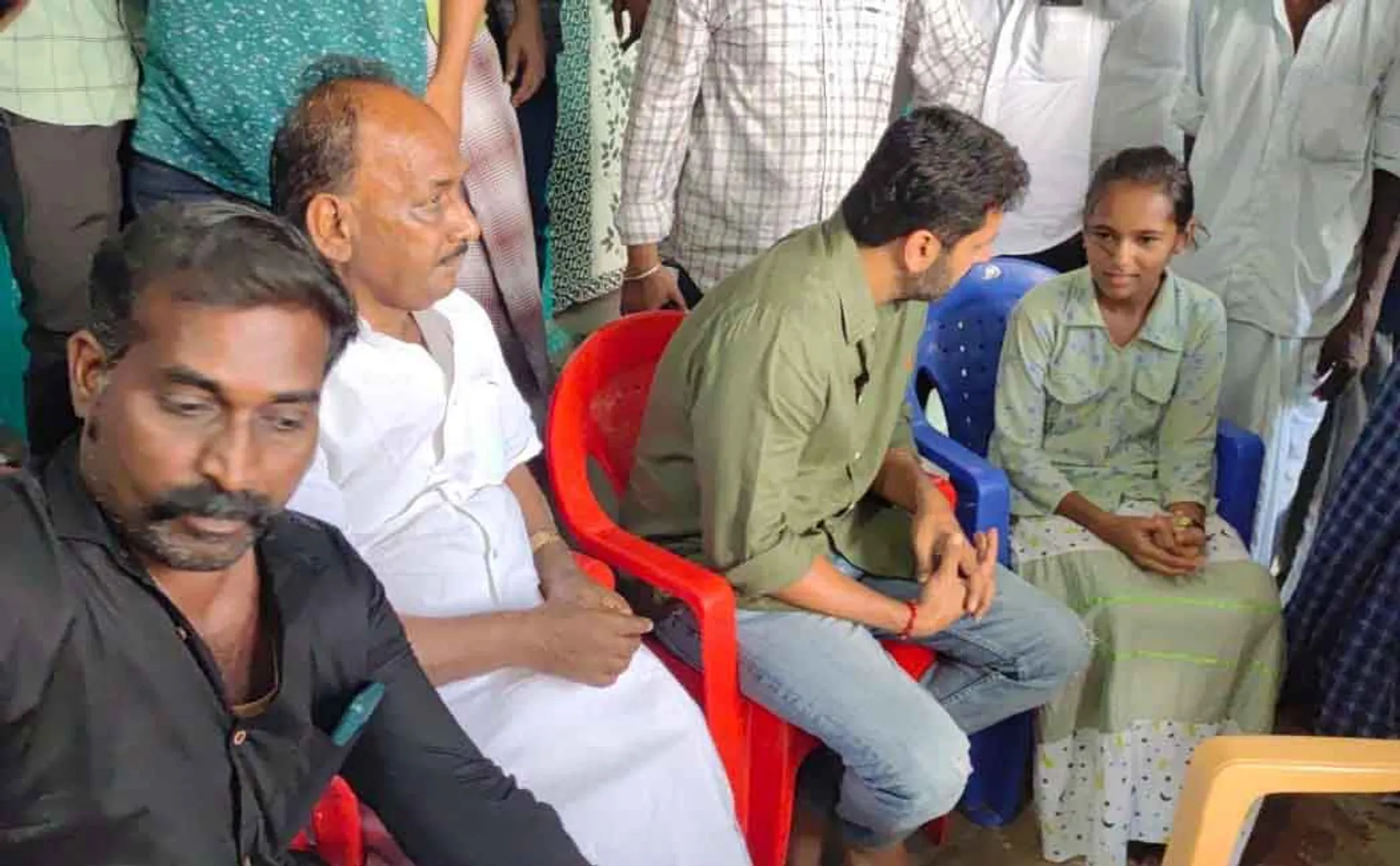 Jayam Ravi pays tribute to deceased fan (Pictures)